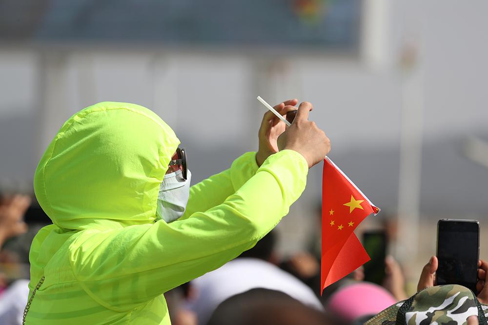1.5萬(wàn)人庫(kù)爾勒觀看國(guó)際軍事比賽 防曬絕招雷人有人打扮如火烈鳥