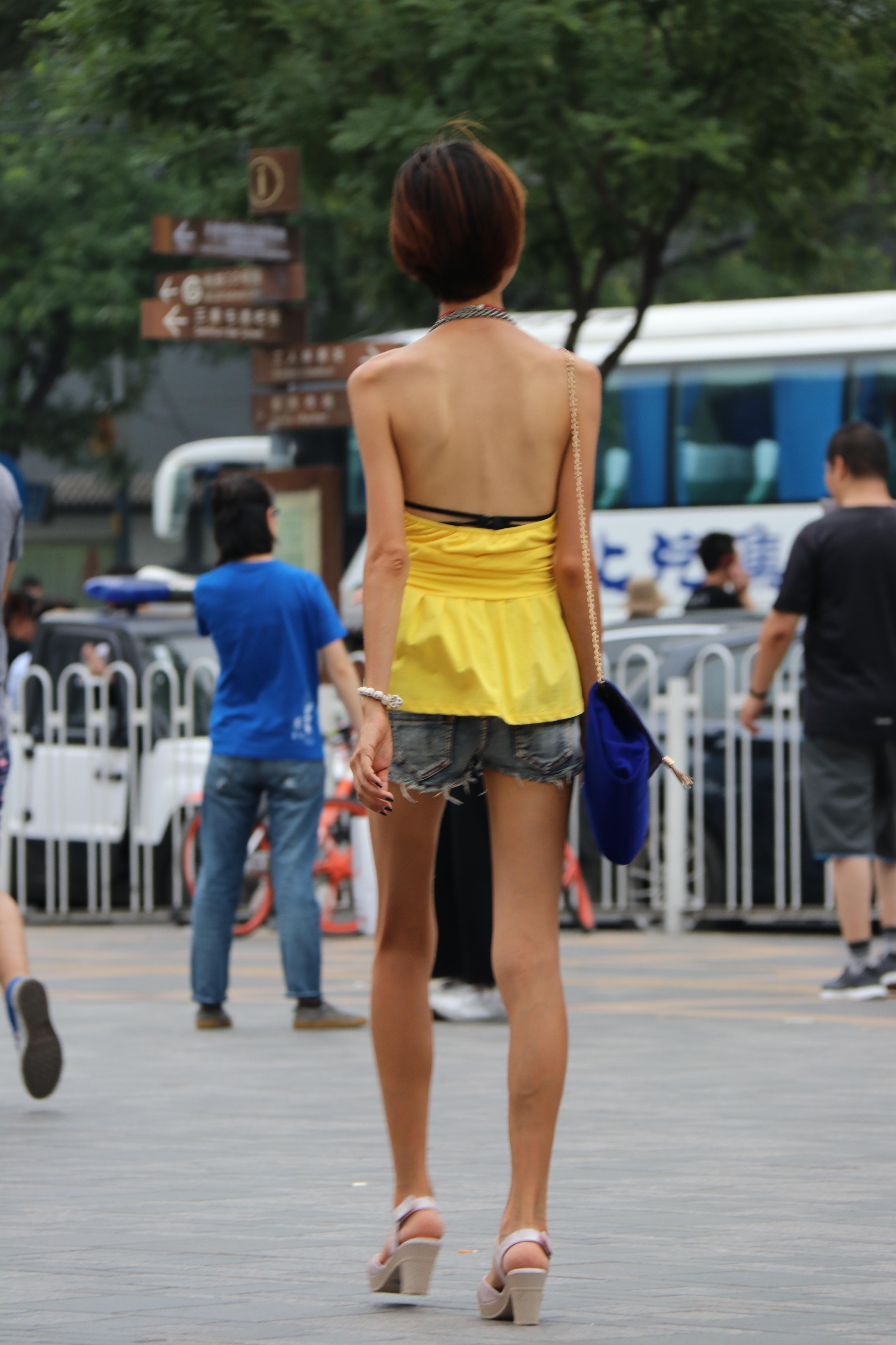 街拍北京，無懼烈日的時尚姑娘們，這得涂多少防曬霜？
