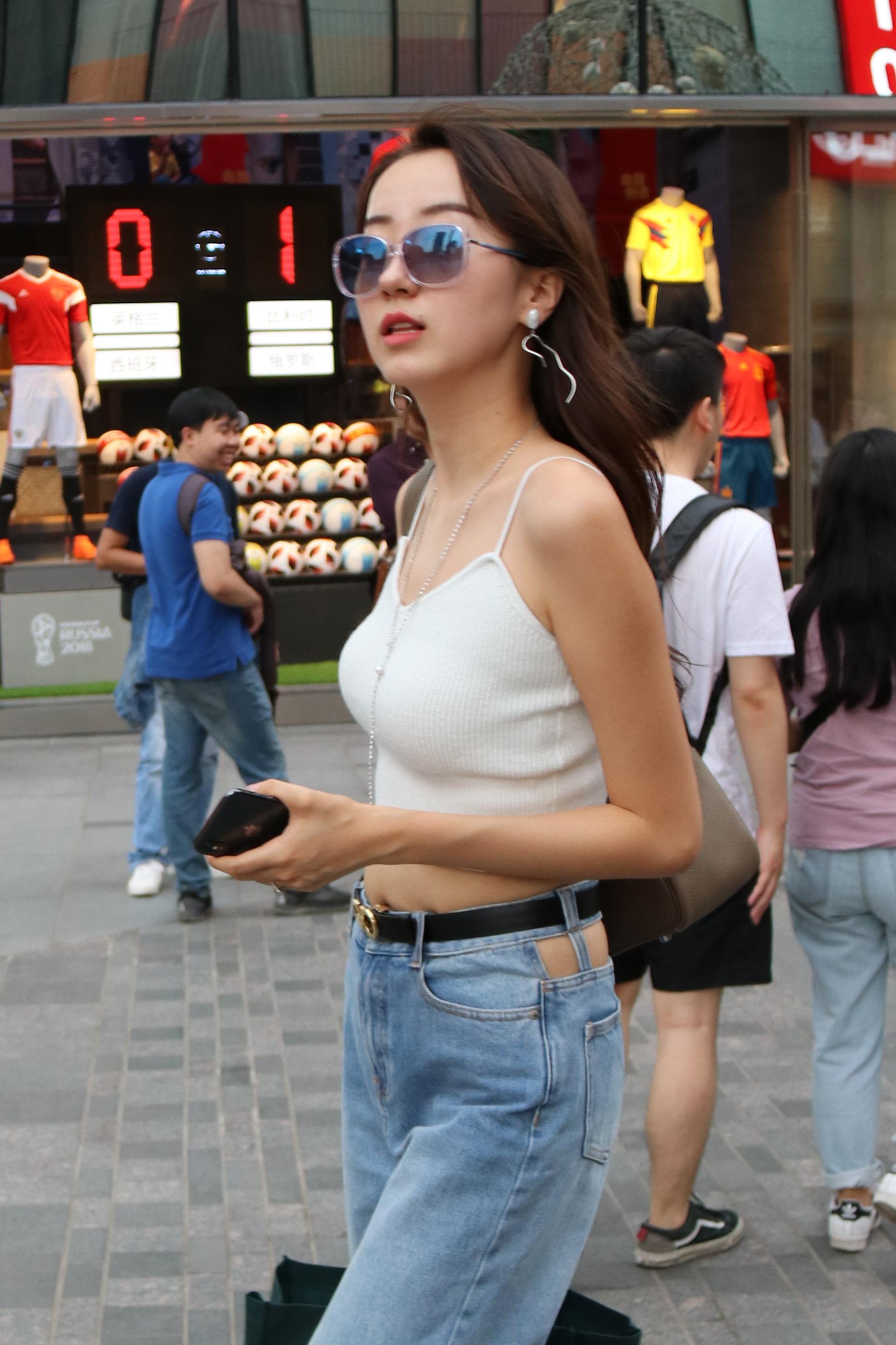 街拍北京，無懼烈日的時尚姑娘們，這得涂多少防曬霜？